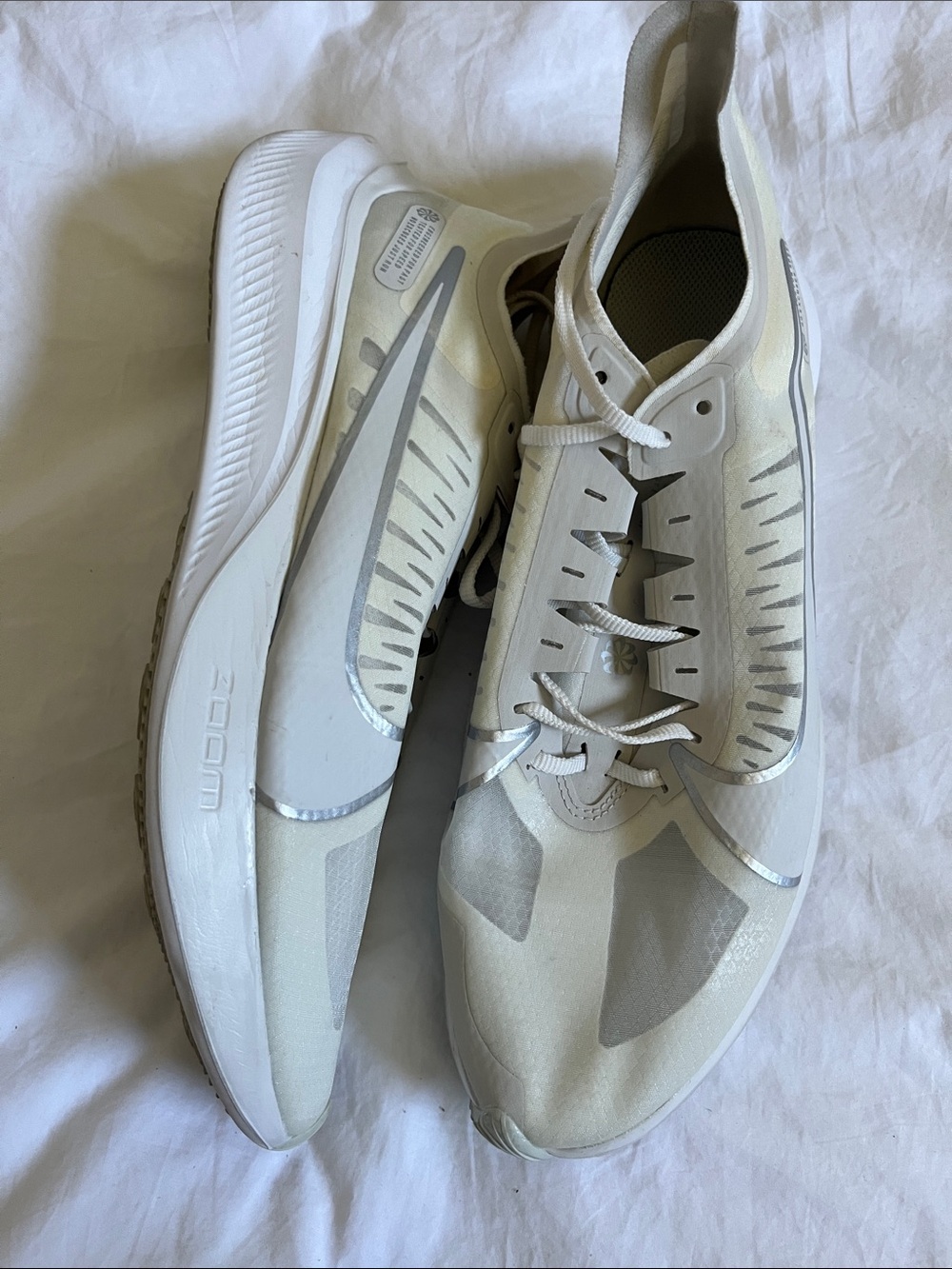Nike women’s Zoom Gravity Platinum Tint running athletic shoes